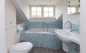 Ensuite - click for photo gallery